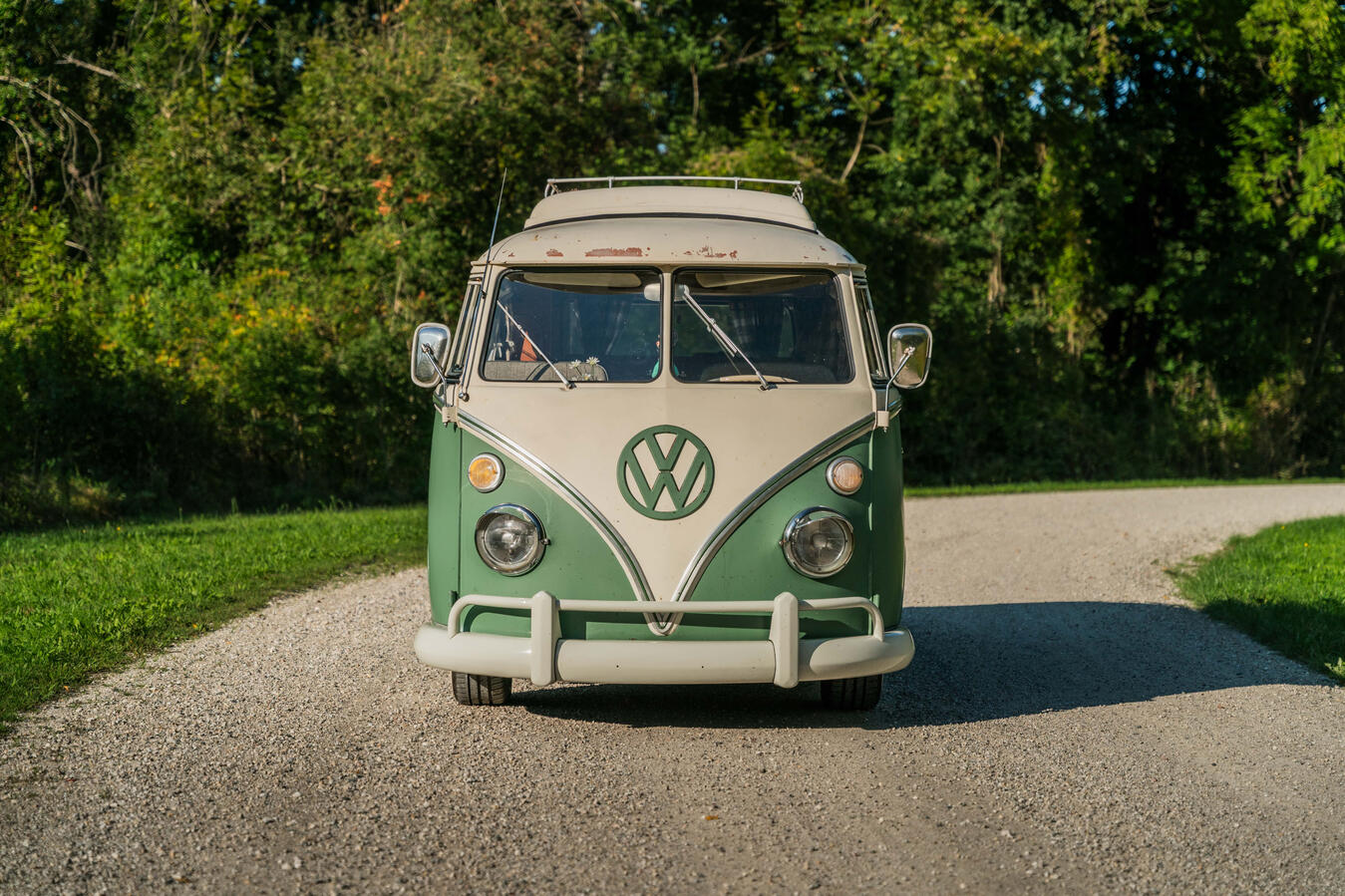 VW T1 Westfalia Bulli von 1966 auf einer Ausfahrt in Bayern