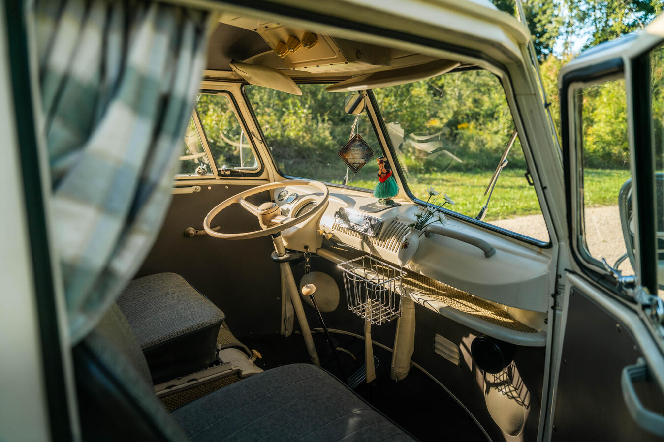 Fahrer und Beifahrer im Innenraum des VW T1 Westfalia Baujahr 1966