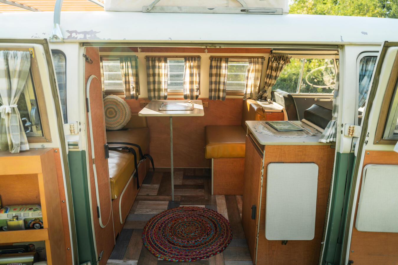 Sitzbereich im Innenraum des VW T1 Westfalia mit Sitzmöglichkeiten für vier Personen