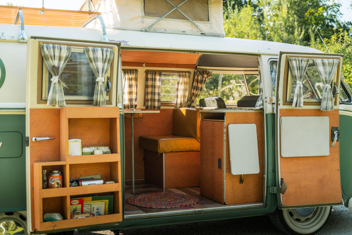 Campingausstattung im VW T1 Westfalia 1966 mit Sitzbank und Innenausstattung