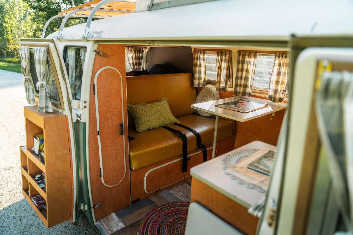 Innenraum des historischen VW T1 Westfalia mit originaler Campingausstattung