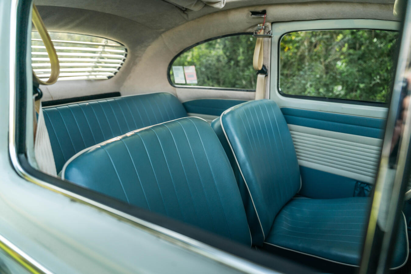 Rückbank des VW Käfer 1960 als Sitzplatz für ein Brautpaar