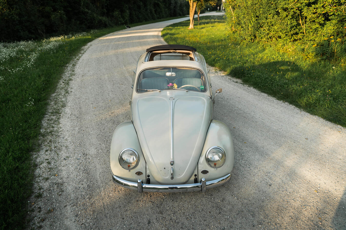 VW Käfer mit Faltdach als Hochzeitsauto für eine Hochzeit in Bayern