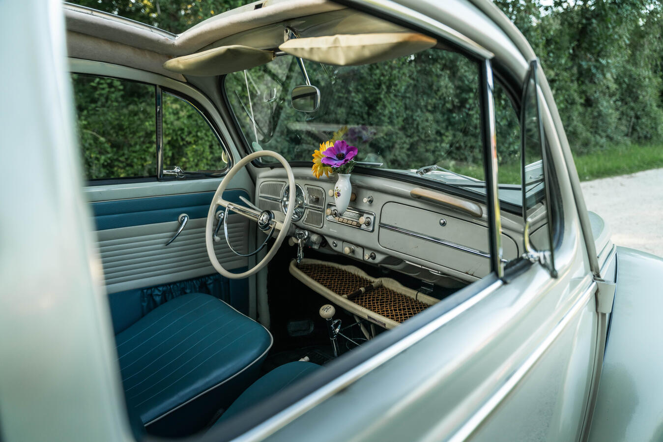 Hier beginnt euer besonderes Erlebnis Fahrerbereich und Beifahrersitz im historischen VW Käfer von 1960