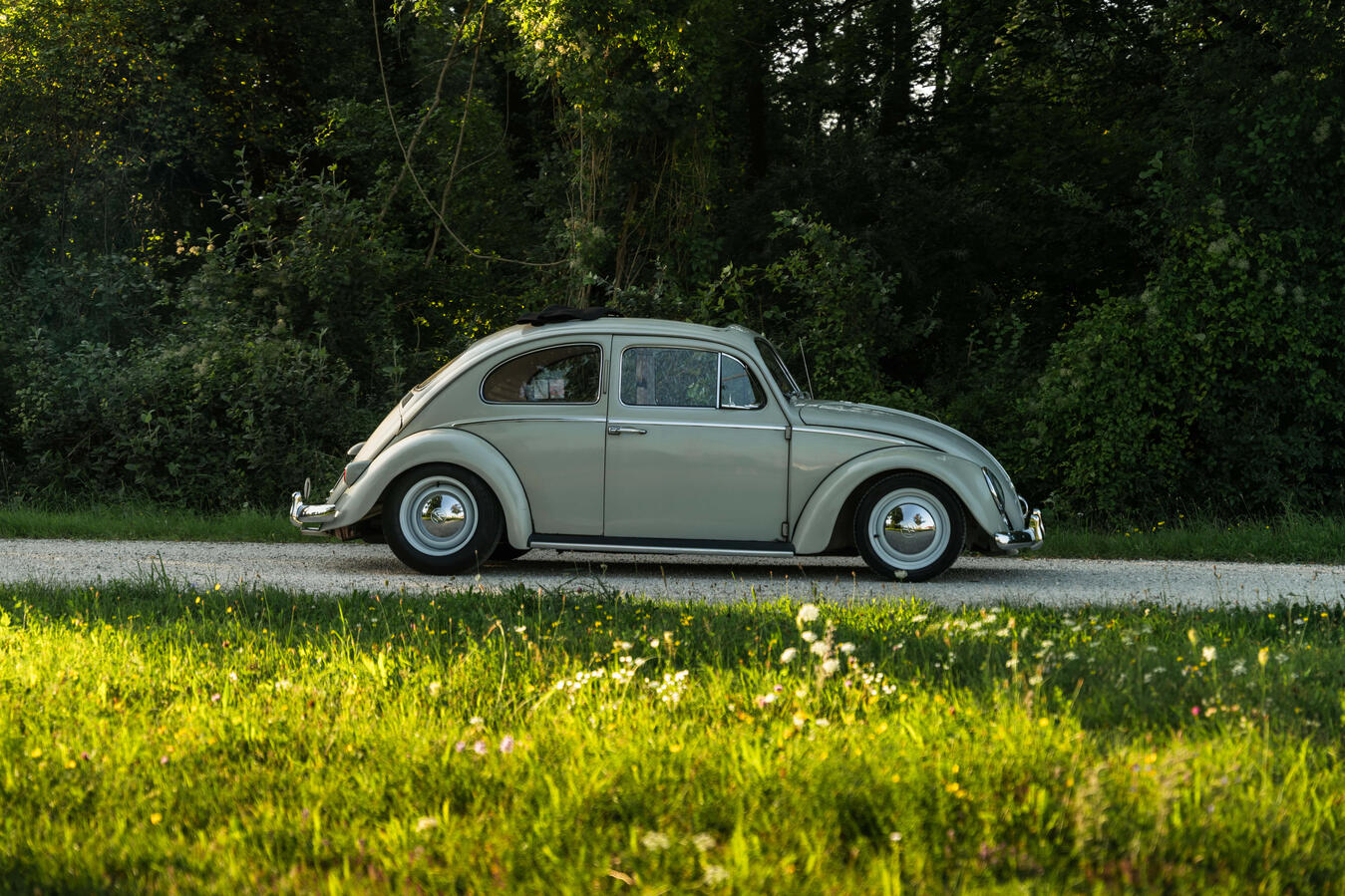 Historischer VW Käfer mit Faltdach Baujahr 1960